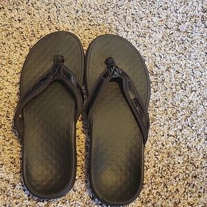 vionic flip flops size 9